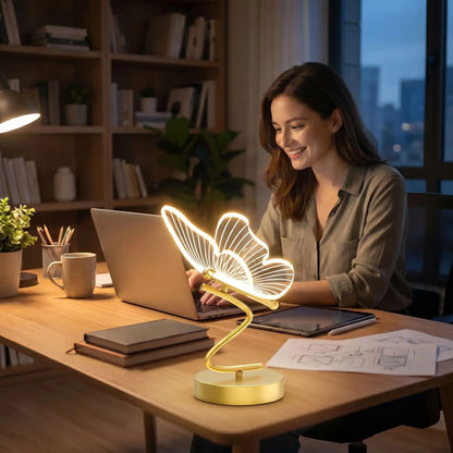 lampe de bureau et une graphiste travaillant